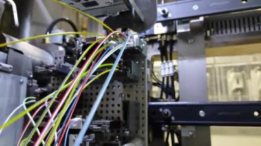 Endüstri Otomatik kabloların üretimi. Robotlar otomatiktir.