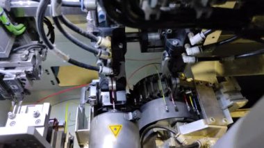 Endüstri Otomatik kabloların üretimi. Robotlar otomatiktir.