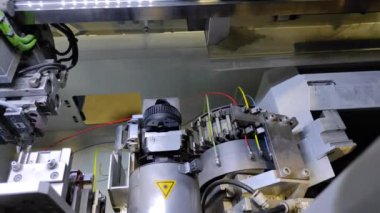 Endüstri Otomatik kabloların üretimi. Robotlar otomatiktir.