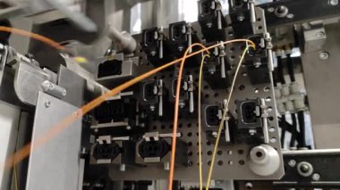 Otomatik kablo endüstrisi üretimi. Robotlar otomatiktir. Otomotiv endüstrisi operatörü.