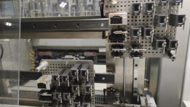 Otomatik kablo endüstrisi üretimi. Robotlar otomatiktir. Otomotiv endüstrisi operatörü.