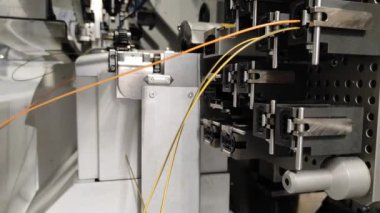 Otomatik kablo endüstrisi üretimi. Robotlar otomatiktir. Otomotiv endüstrisi operatörü.