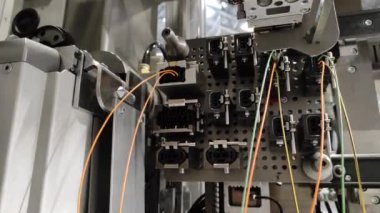 Otomatik kablo endüstrisi üretimi. Robotlar otomatiktir. Otomotiv endüstrisi operatörü.