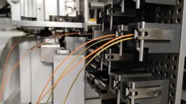 Otomatik kablo endüstrisi üretimi. Robotlar otomatiktir. Otomotiv endüstrisi operatörü.