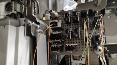 Otomatik kablo endüstrisi üretimi. Robotlar otomatiktir. Otomotiv endüstrisi operatörü.