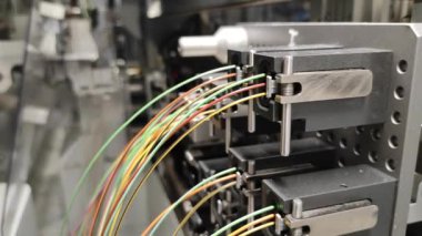 Otomatik kablo endüstrisi üretimi. Robotlar otomatiktir. Otomotiv endüstrisi operatörü.