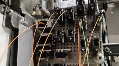 Otomatik kablo endüstrisi üretimi. Robotlar otomatiktir. Otomotiv endüstrisi operatörü.