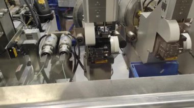 Endüstri. Otomatik kabloların üretimi. Robotlar otomatiktir. Kablolar ve kablolar