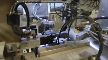 Endüstri. Otomatik kabloların üretimi. Robotlar otomatiktir. Kablolar ve kablolar