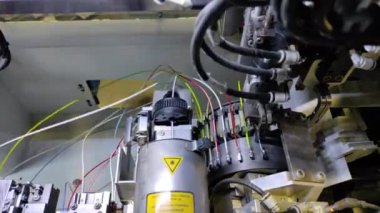 Endüstri. Otomatik kabloların üretimi. Robotlar otomatiktir. Kablolar ve kablolar