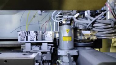 Endüstri. Otomatik kabloların üretimi. Robotlar otomatiktir. Kablolar ve kablolar