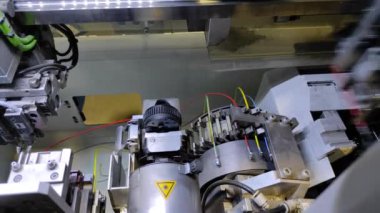 Endüstri. Otomatik kabloların üretimi. Robotlar otomatiktir. Kablolar ve kablolar