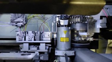 Endüstri. Otomatik kabloların üretimi. Robotlar otomatiktir. Kablolar ve kablolar