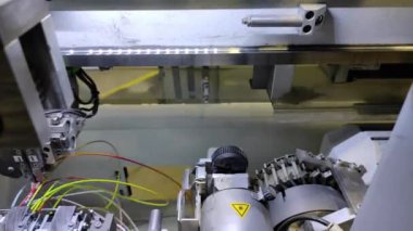 Endüstri. Otomatik kabloların üretimi. Robotlar otomatiktir. Kablolar ve kablolar