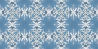 Bulutların ve gökyüzünün kusursuz deseni. Mavi gökyüzü ve beyaz bulutların dokusu. Mozaik kaleydoskop