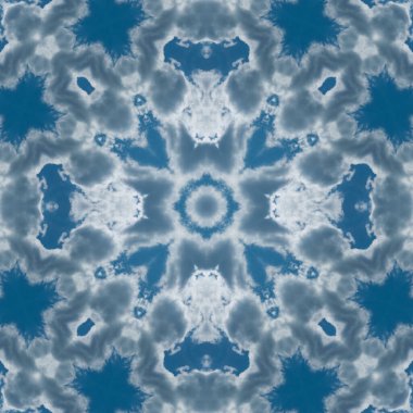 Bulutların ve gökyüzünün kusursuz deseni. Mavi gökyüzü ve beyaz bulutların dokusu. Mozaik kaleydoskop