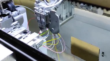 Endüstri. Otomatik kabloların üretimi. Robotlar otomatiktir. Kablolar ve kablolar
