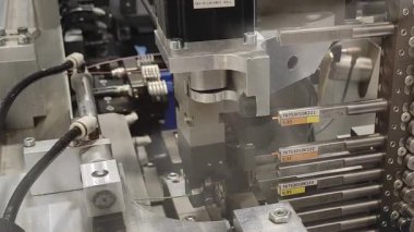 Endüstri. Otomatik kabloların üretimi. Robotlar otomatiktir. Kablolar ve kablolar
