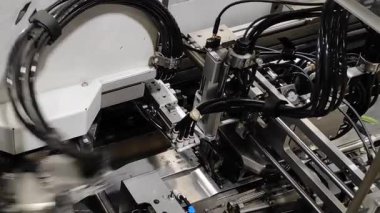 Endüstri. Otomatik kabloların üretimi. Robotlar otomatiktir. Kablolar ve kablolar