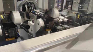 Endüstri. Otomatik kabloların üretimi. Robotlar otomatiktir. Kablolar ve kablolar