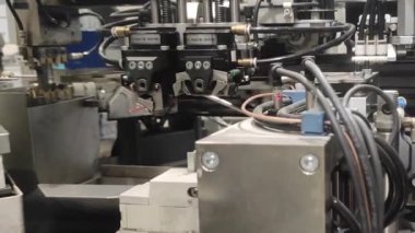 Endüstri. Otomatik kabloların üretimi. Robotlar otomatiktir. Kablolar ve kablolar