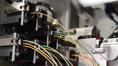 Endüstri. Otomatik kabloların üretimi. Robotlar otomatiktir. Kablolar ve kablolar
