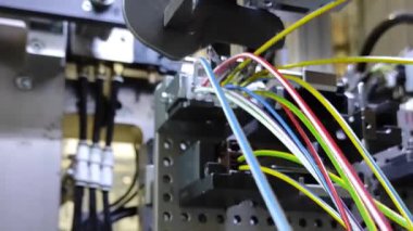 Endüstri. Otomatik kabloların üretimi. Robotlar otomatiktir. Kablolar ve kablolar