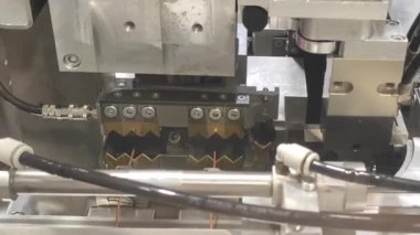 Endüstri. Otomatik kabloların üretimi. Robotlar otomatiktir. Kablolar ve kablolar