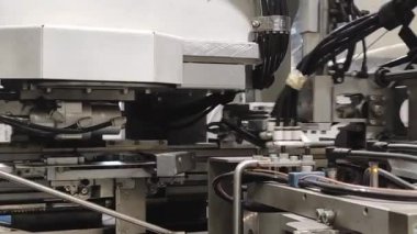 Endüstri. Otomatik kabloların üretimi. Robotlar otomatiktir. Kablolar ve kablolar