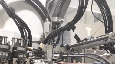 Endüstri. Otomatik kabloların üretimi. Robotlar otomatiktir. Kablolar ve kablolar