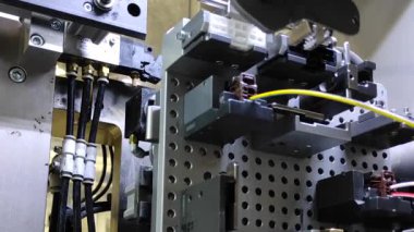 Endüstri. Otomatik kabloların üretimi. Robotlar otomatiktir. Kablolar ve kablolar