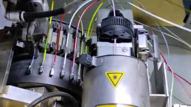 Endüstri. Otomatik kabloların üretimi. Robotlar otomatiktir. Kablolar ve kablolar