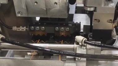 Endüstri. Otomatik kabloların üretimi. Robotlar otomatiktir. Kablolar ve kablolar