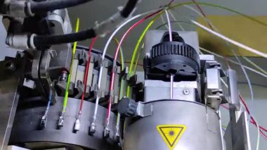 Endüstri. Otomatik kabloların üretimi. Robotlar otomatiktir. Kablolar ve kablolar