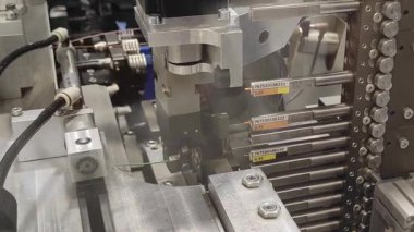 Endüstri. Otomatik kabloların üretimi. Robotlar otomatiktir. Kablolar ve kablolar