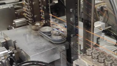 Endüstri. Otomatik kabloların üretimi. Robotlar otomatiktir. Kablolar ve kablolar
