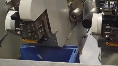 Endüstri. Otomatik kabloların üretimi. Robotlar otomatiktir. Kablolar ve kablolar