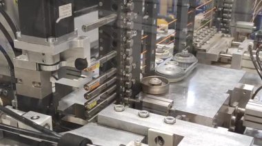 Endüstri. Otomatik kabloların üretimi. Robotlar otomatiktir. Kablolar ve kablolar