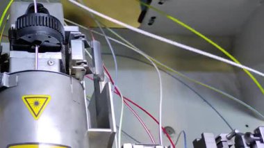 Endüstri. Otomatik kabloların üretimi. Robotlar otomatiktir. Kablolar ve kablolar