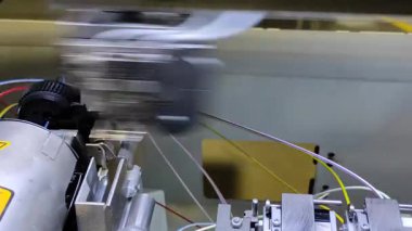 Endüstri. Otomatik kabloların üretimi. Robotlar otomatiktir. Kablolar ve kablolar