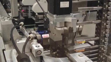 Endüstri. Otomatik kabloların üretimi. Robotlar otomatiktir. Kablolar ve kablolar
