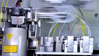 Endüstri. Otomatik kabloların üretimi. Robotlar otomatiktir. Kablolar ve kablolar