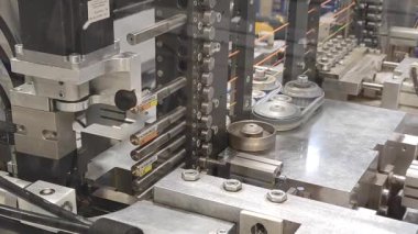 Endüstri. Otomatik kabloların üretimi. Robotlar otomatiktir. Kablolar ve kablolar