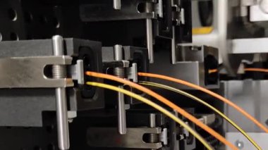 Endüstri. Otomatik kabloların üretimi. Robotlar otomatiktir. Kablolar ve kablolar