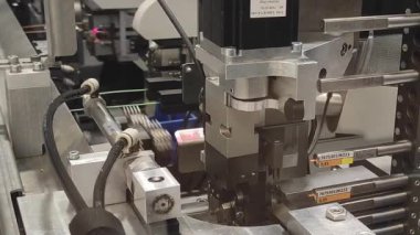 Endüstri. Otomatik kabloların üretimi. Robotlar otomatiktir. Kablolar ve kablolar