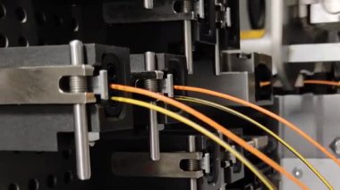 Endüstri. Otomatik kabloların üretimi. Robotlar otomatiktir. Kablolar ve kablolar