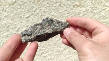 Jeodezi. Mineral. Granit. Bilim ve çalışma. Doğal mineraller ellerinde. Madencilik. Mineral madencileri. Mineraloji. Doğal kaynaklar.
