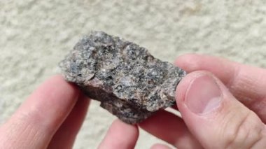 Jeodezi. Mineral. Granit. Bilim ve çalışma. Doğal mineraller ellerinde. Madencilik. Mineral madencileri. Mineraloji. Doğal kaynaklar.