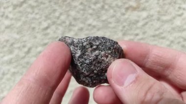 Jeodezi. Mineral. Granit. Bilim ve çalışma. Doğal mineraller ellerinde. Madencilik. Mineral madencileri. Mineraloji. Doğal kaynaklar.
