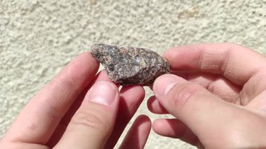 Jeodezi. Mineral. Granit. Bilim ve çalışma. Doğal mineraller ellerinde. Madencilik. Mineral madencileri. Mineraloji. Doğal kaynaklar.